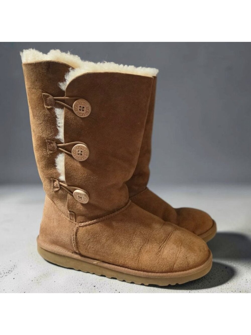 UGG Australia Bailey Button Triplet Boots - Chestnut Suede Size 6 Classic Style